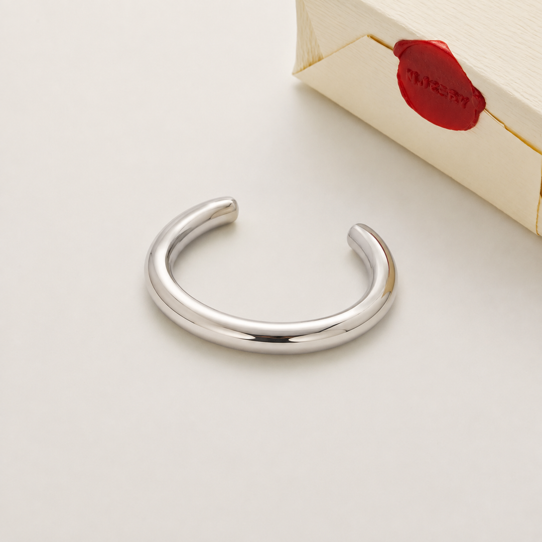 Silver bracelet with Nucery wax seal packaging
