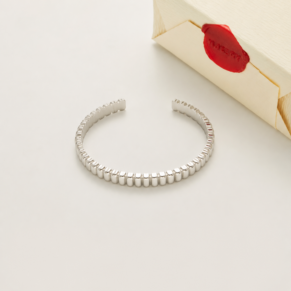 Silver bracelet with Nucery wax seal packaging